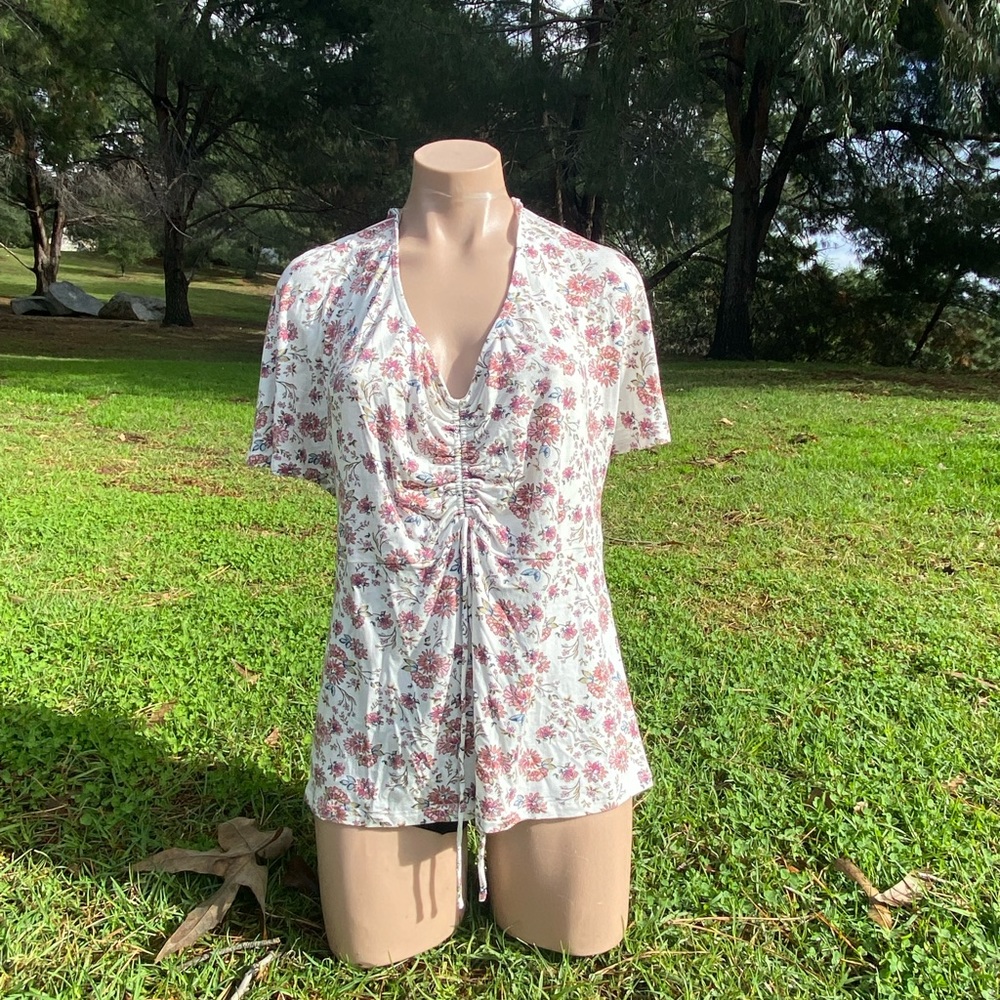 American Rag NWT Women’s 2X cream Mauve/blues V-neck Floral blouse